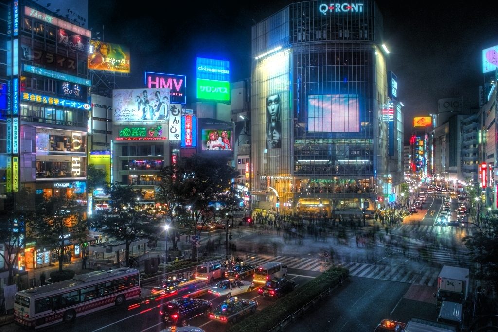 A closed gallery window on the Chūō-dōri stretch of Ginza, 22:31. Interior lights kept low; art still visible.