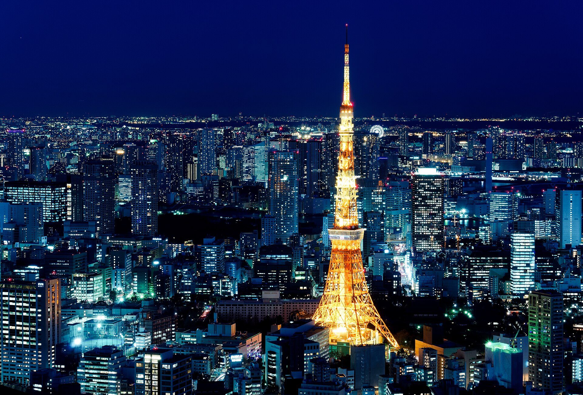 Tokyo Tower from the pedestrian bridge, 03:12. The last taxi of the night going back to Shinbashi.